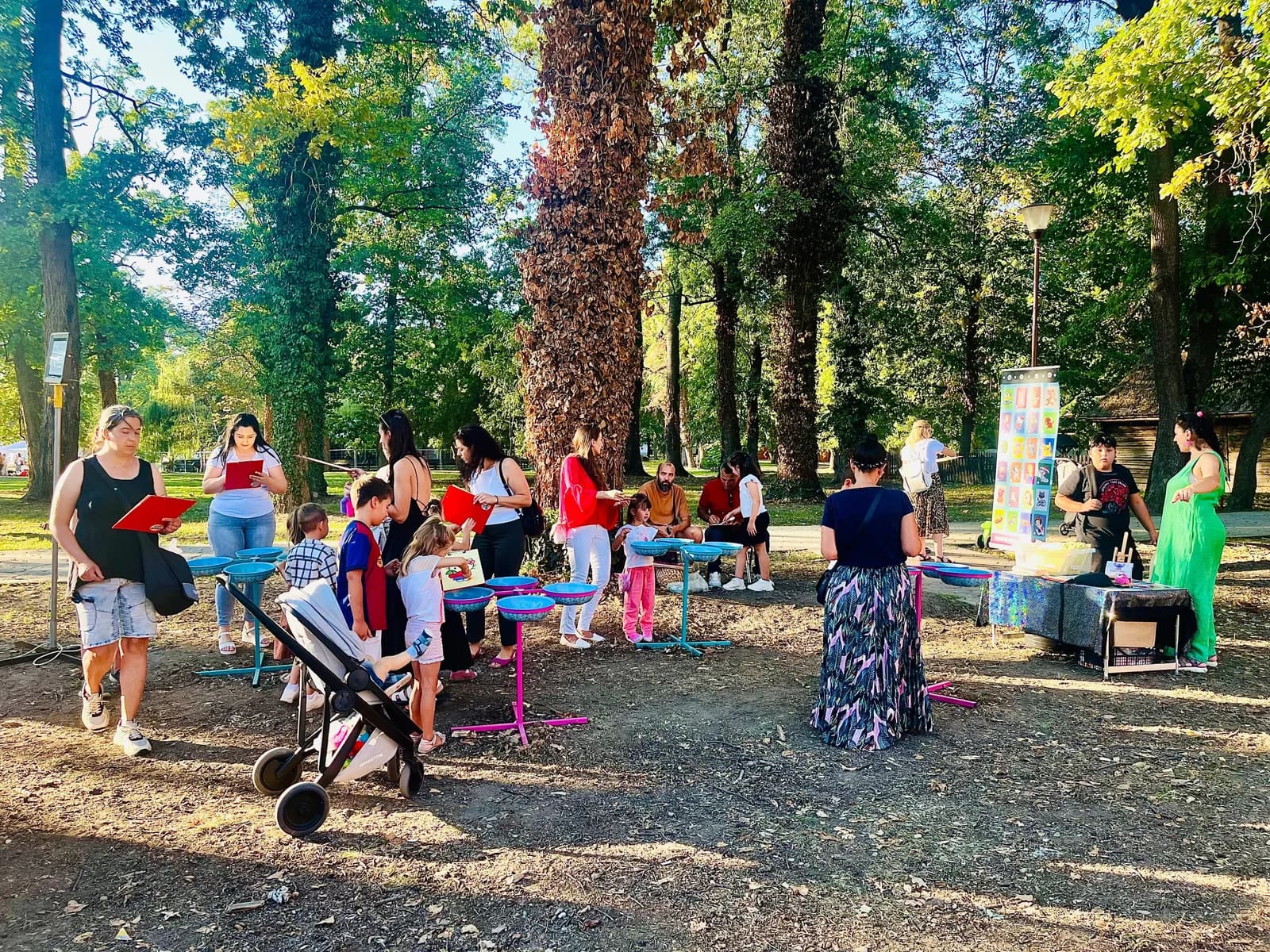 Standul Magic Sand într-un parc, cu mesele pregătite